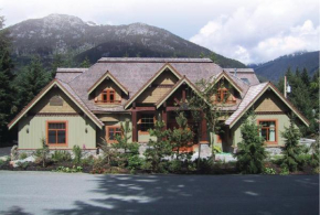Отель Whistler Alpine Chalet Retreat & Wellness  Уистлер